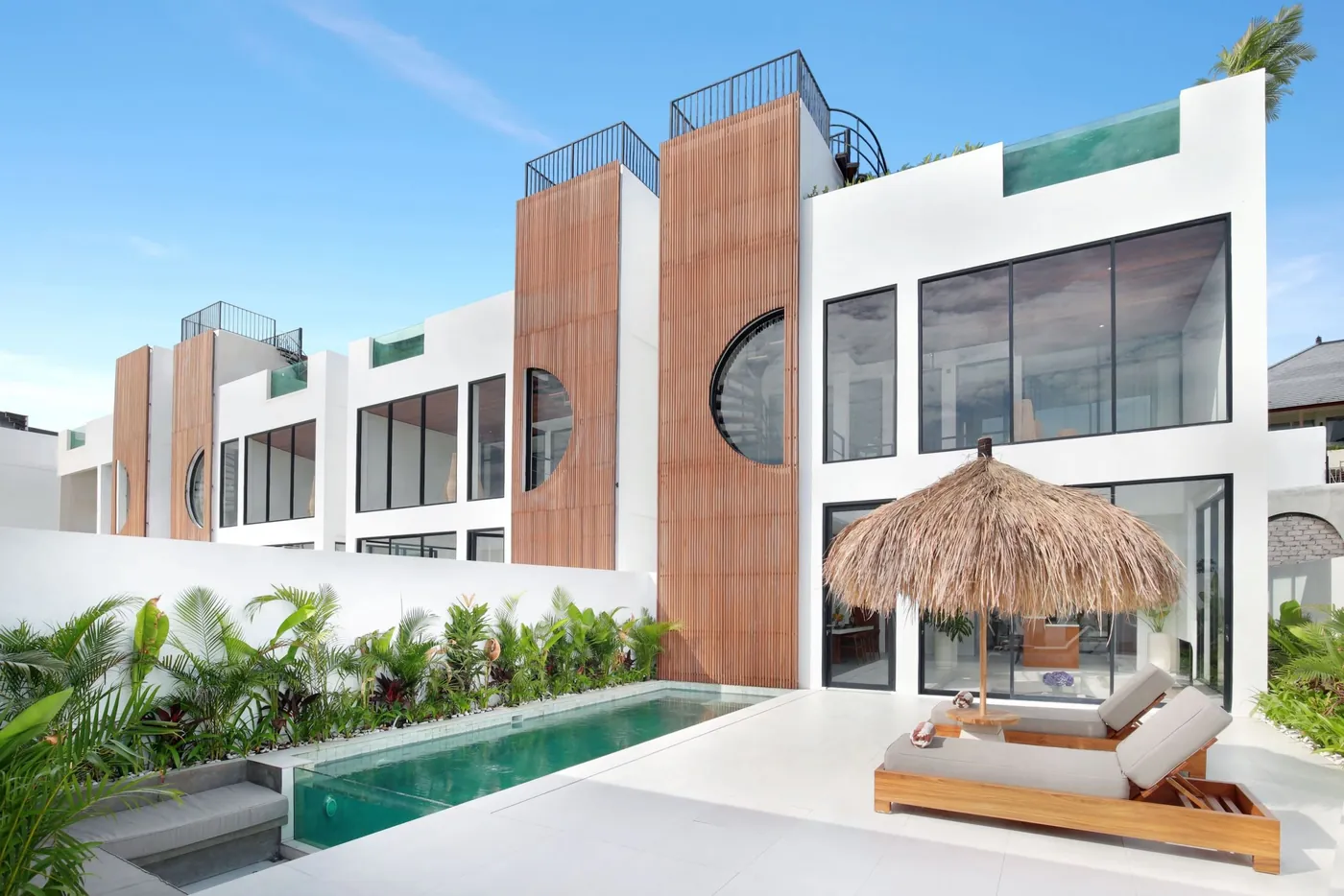 Villa completata di Aquamarine III: facciata e piscina privata